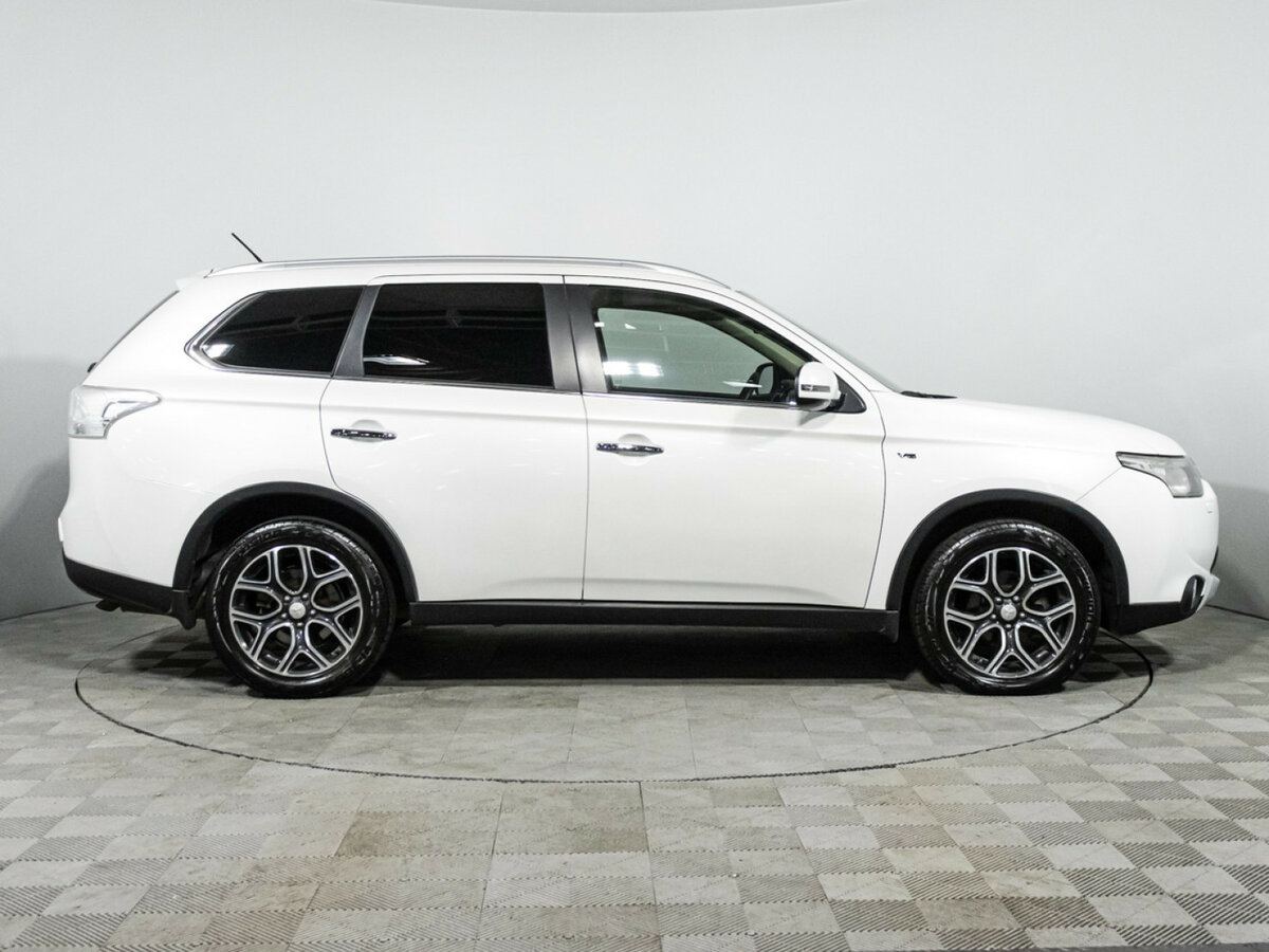 Mitsubishi Outlander III Рестайлинг, 2014 Фото №4