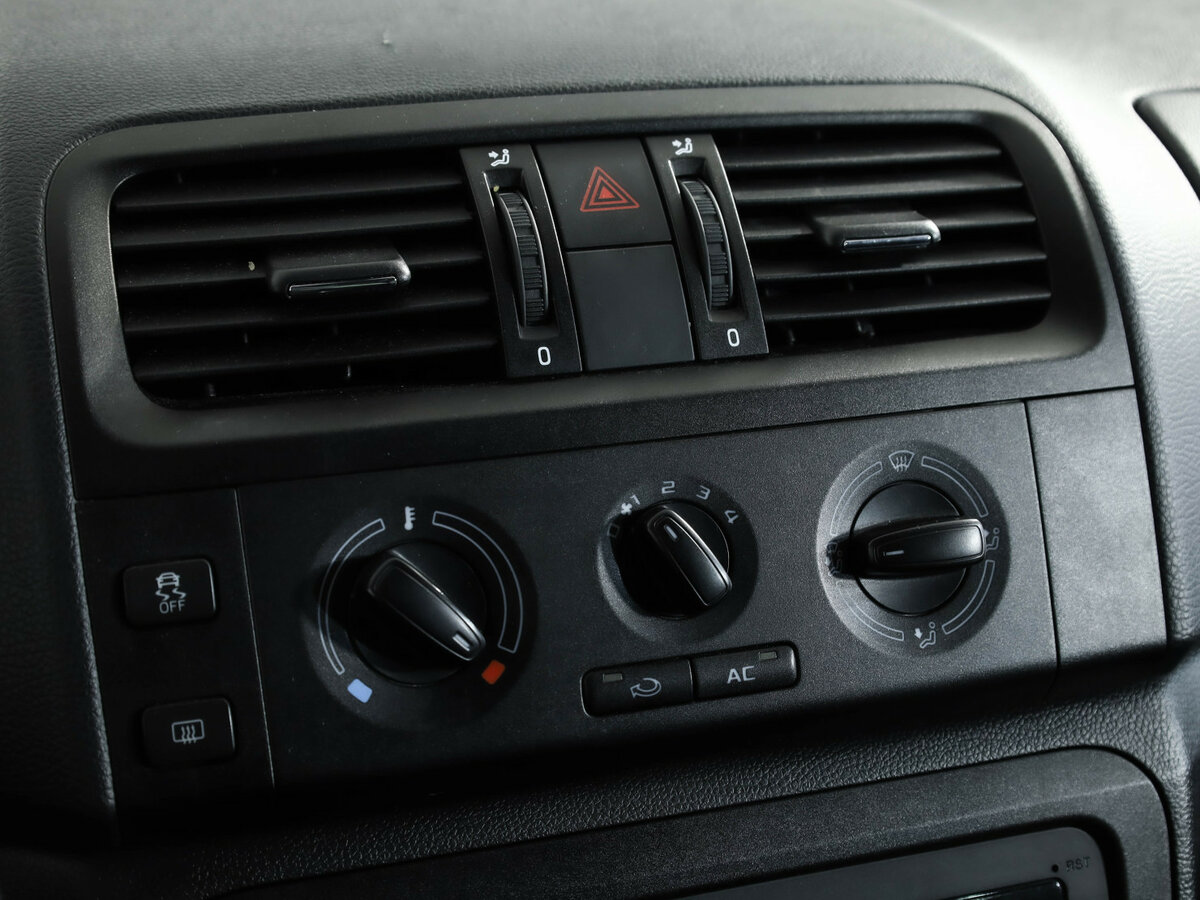 Skoda Fabia II Рестайлинг, 2014 Фото №11