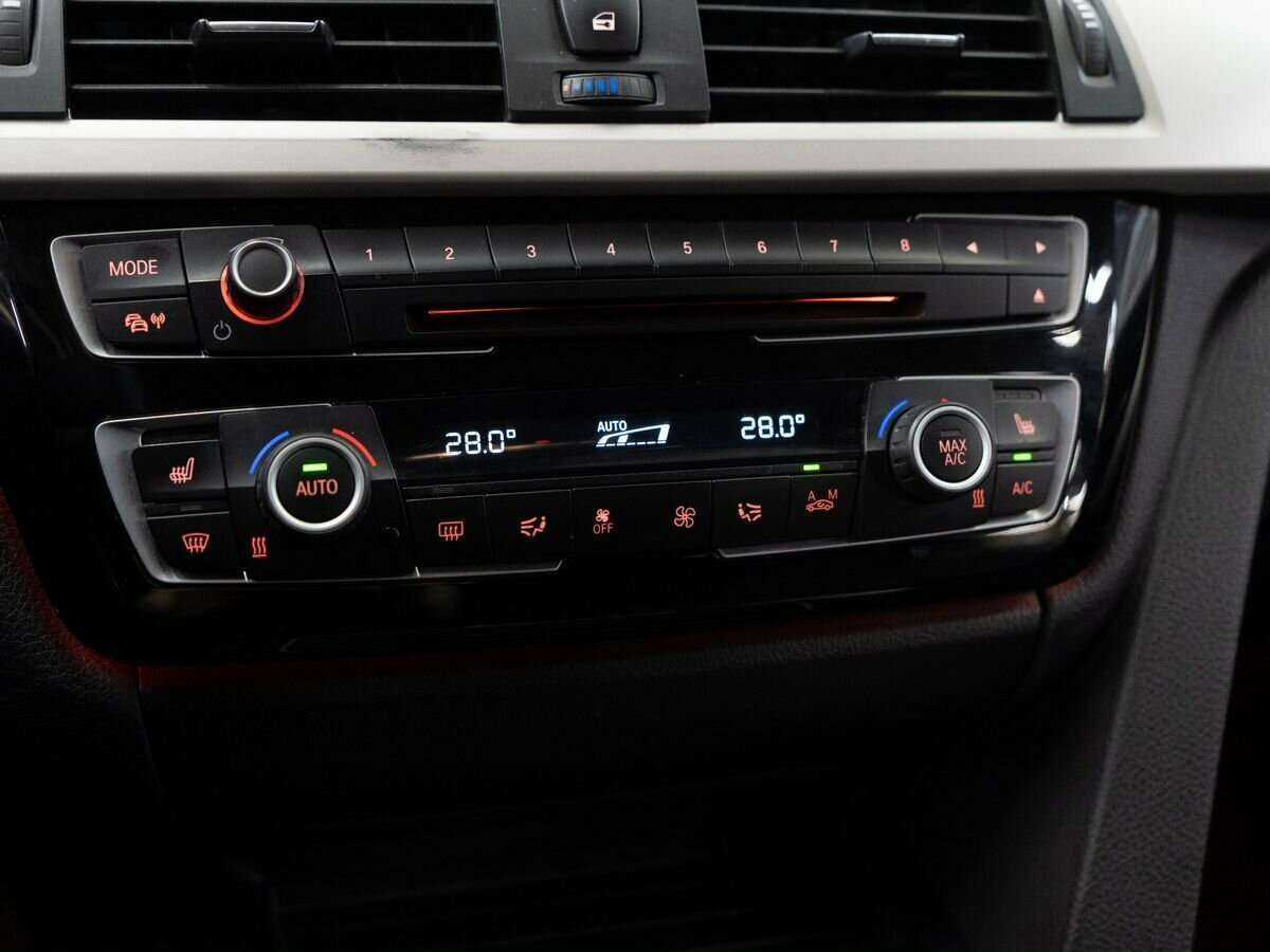 BMW 3 серии 318i, 2015 Фото №11